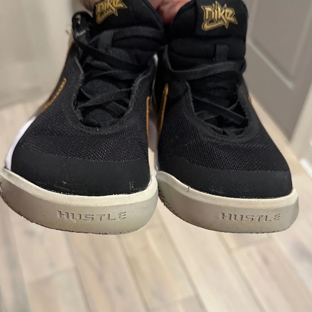 Nike Team Hustle D 10 Gs Black Metallic Gold White